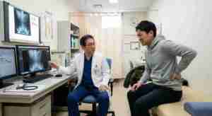 腰痛で病院受診しているイメージ